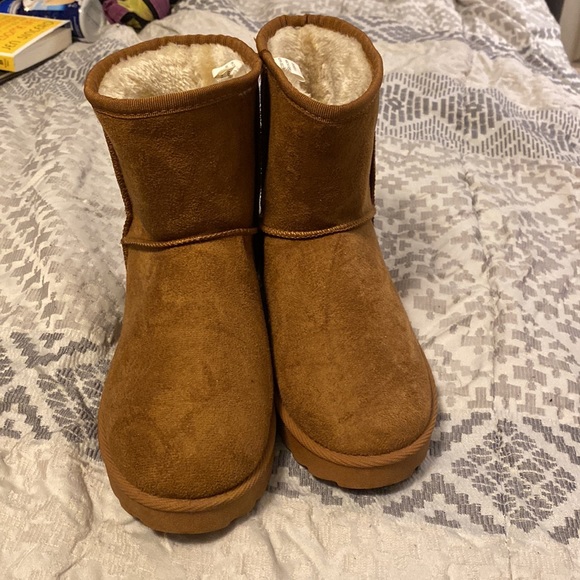 Tan knock off ugg boots!size 5 - Picture 3 of 3